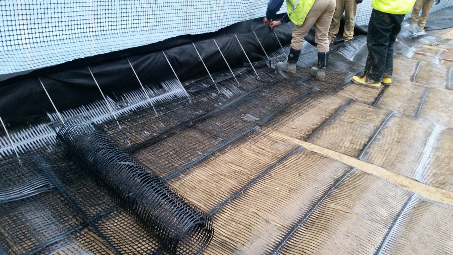 Uniaxial geogrid with braced baskets